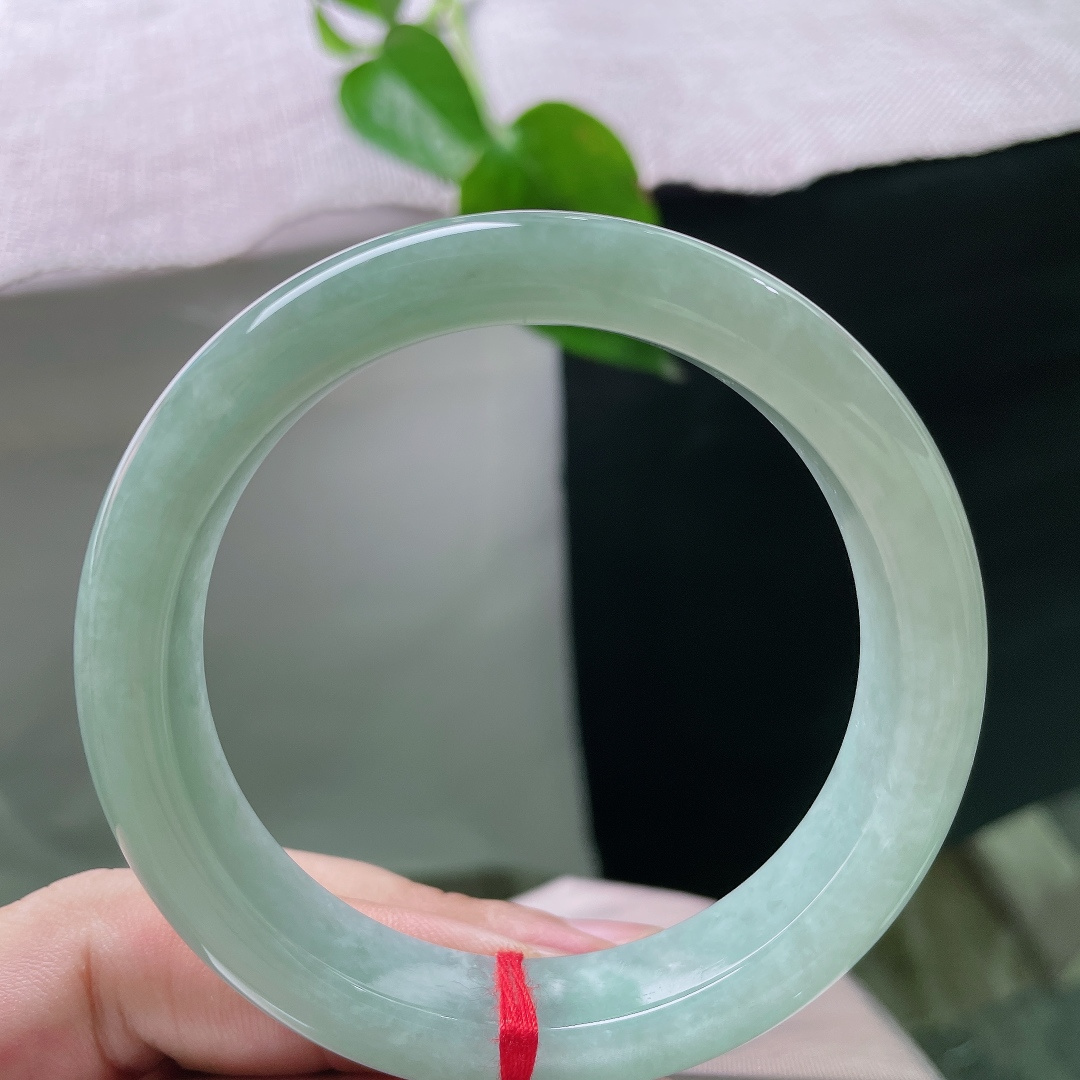 57.3/12.9/8.5，绿底正圈，无裂，风格简约大方，日常穿搭百搭，中年年轻佩戴都很合适。ss56331a