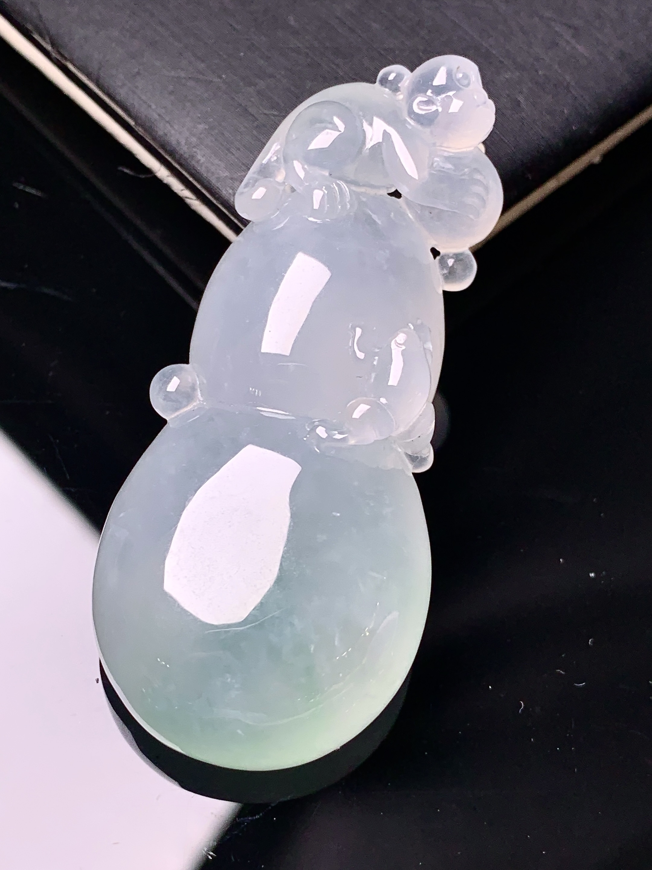 冰种葫芦吊坠 玉质细腻 色泽艳丽清新 水润亮眼 整体尺寸50.3*22.6*11.2 f4