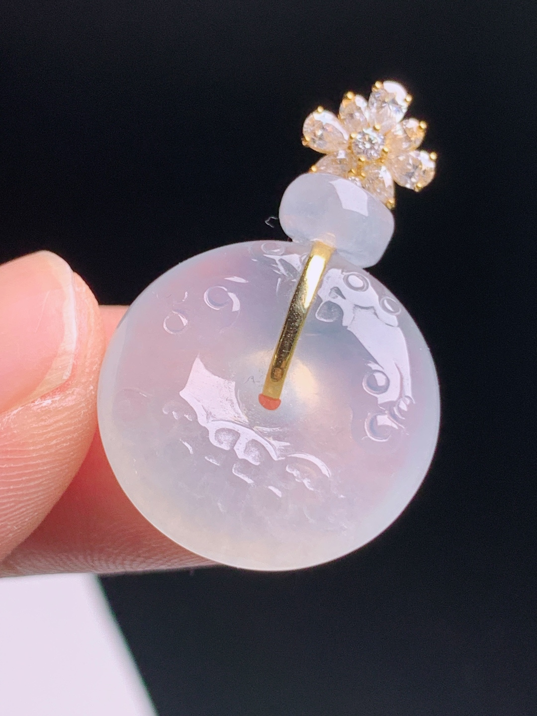仿古平安扣吊坠，冰透胶感光泽柔和，仿古瑞纹古韵雅致，金钻花头设计别致独特