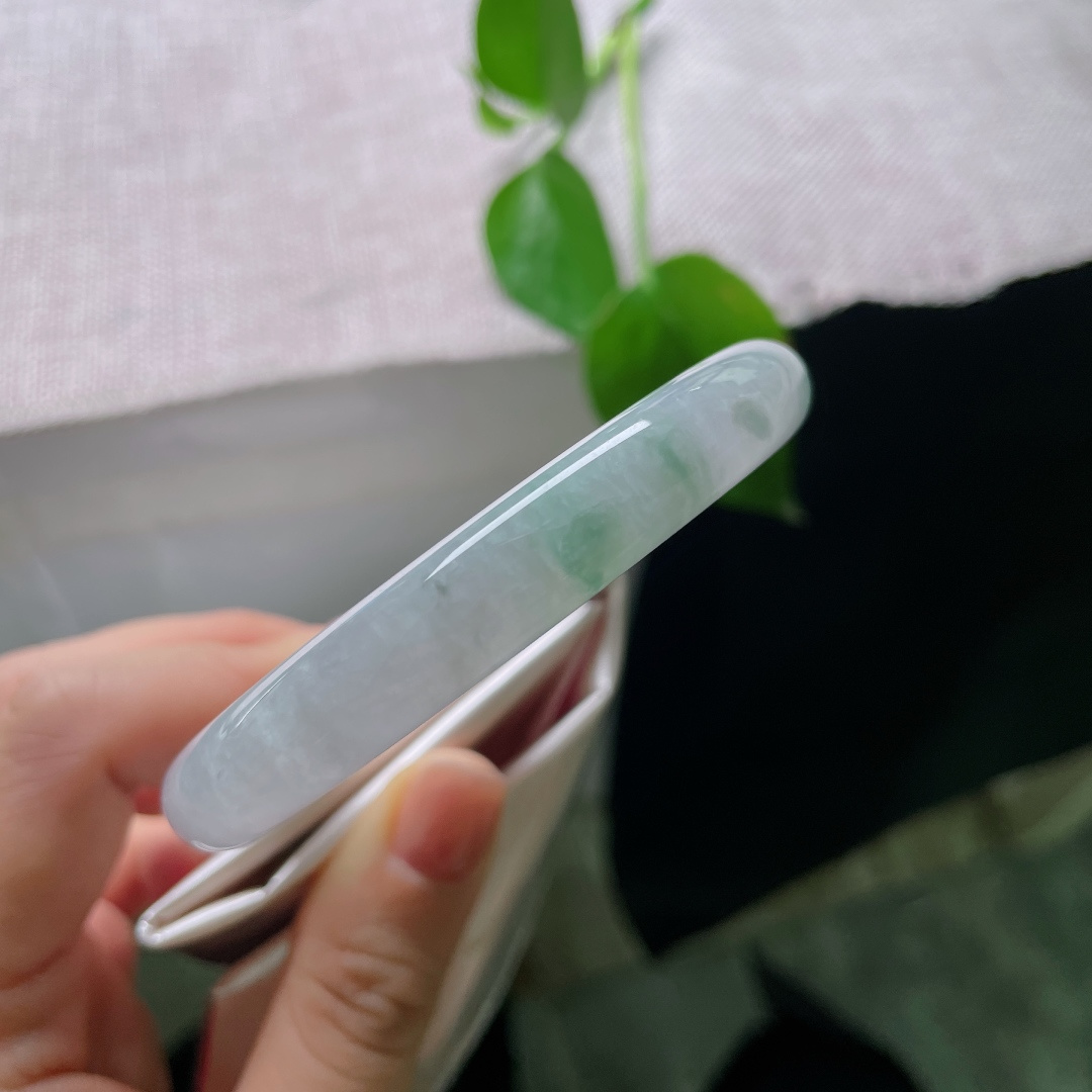 58.8/10.3，圆条，美玉凝烟紫，柔光绕腕柔，不浓不烈，尽是东方含蓄温婉，一点皮纹，ss56424a
