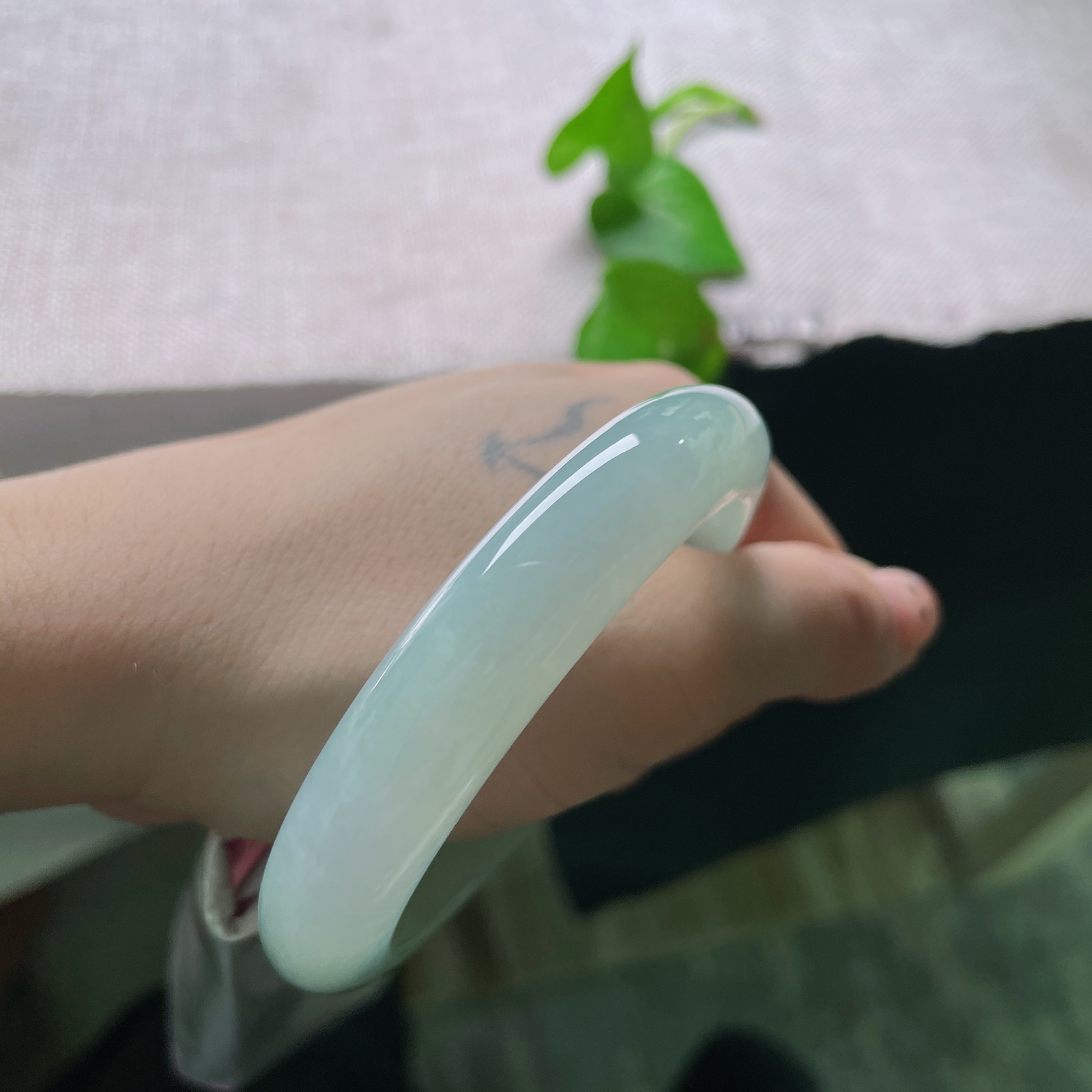 57/12.3/8.9，绿底正圈，浅青晴水凝玉镯，质地水润澄澈，素面简约温润大方，腕间一抹淡雅清光，把温柔与静谧悄然收纳。ss55819a