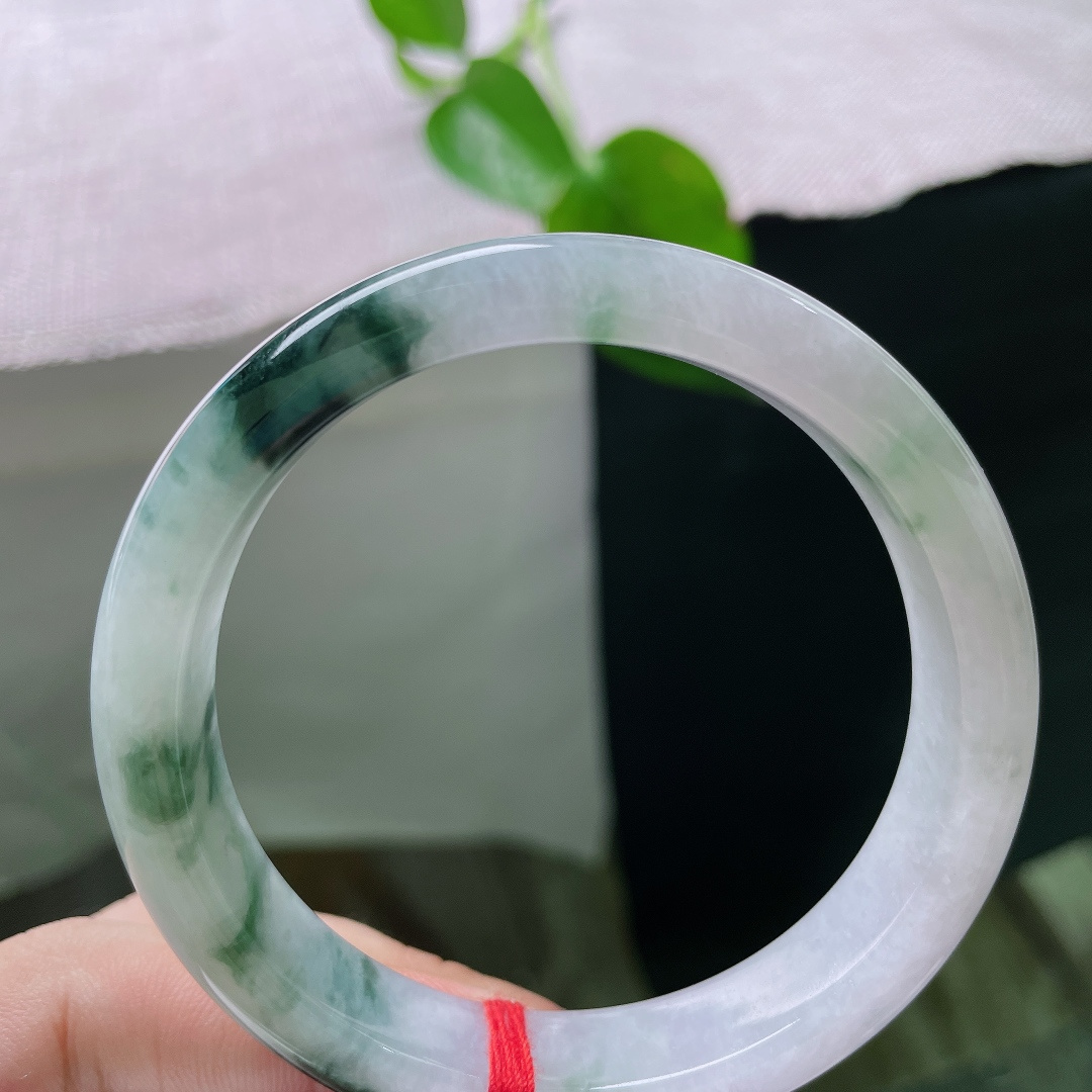 56.9/12/7.7，飘花正圈，有裂，玉底藏墨韵，翠影自横斜。一缕飘花漫绕镯身，山水入腕，自带清雅东方意境。ss56422a