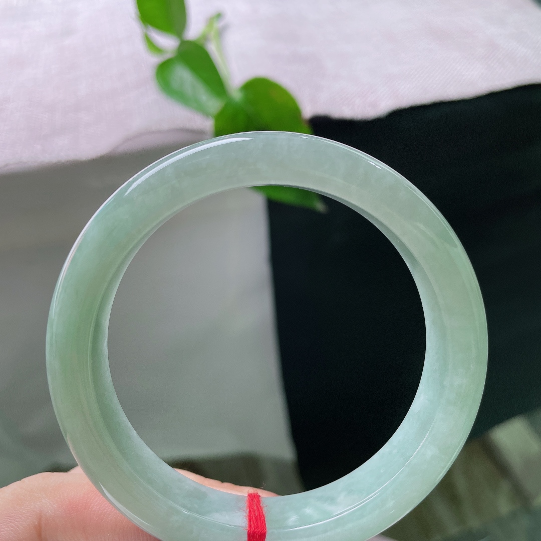 57.3/12.9/8.5，绿底正圈，无裂，风格简约大方，日常穿搭百搭，中年年轻佩戴都很合适。ss56331a