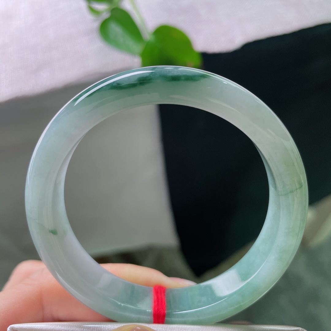 55.2/12/8.3，飘花正圈，无裂，晴玉含清光，翠色卧镯边。淡雅底色衬一抹绿意，清风入腕，温润自
