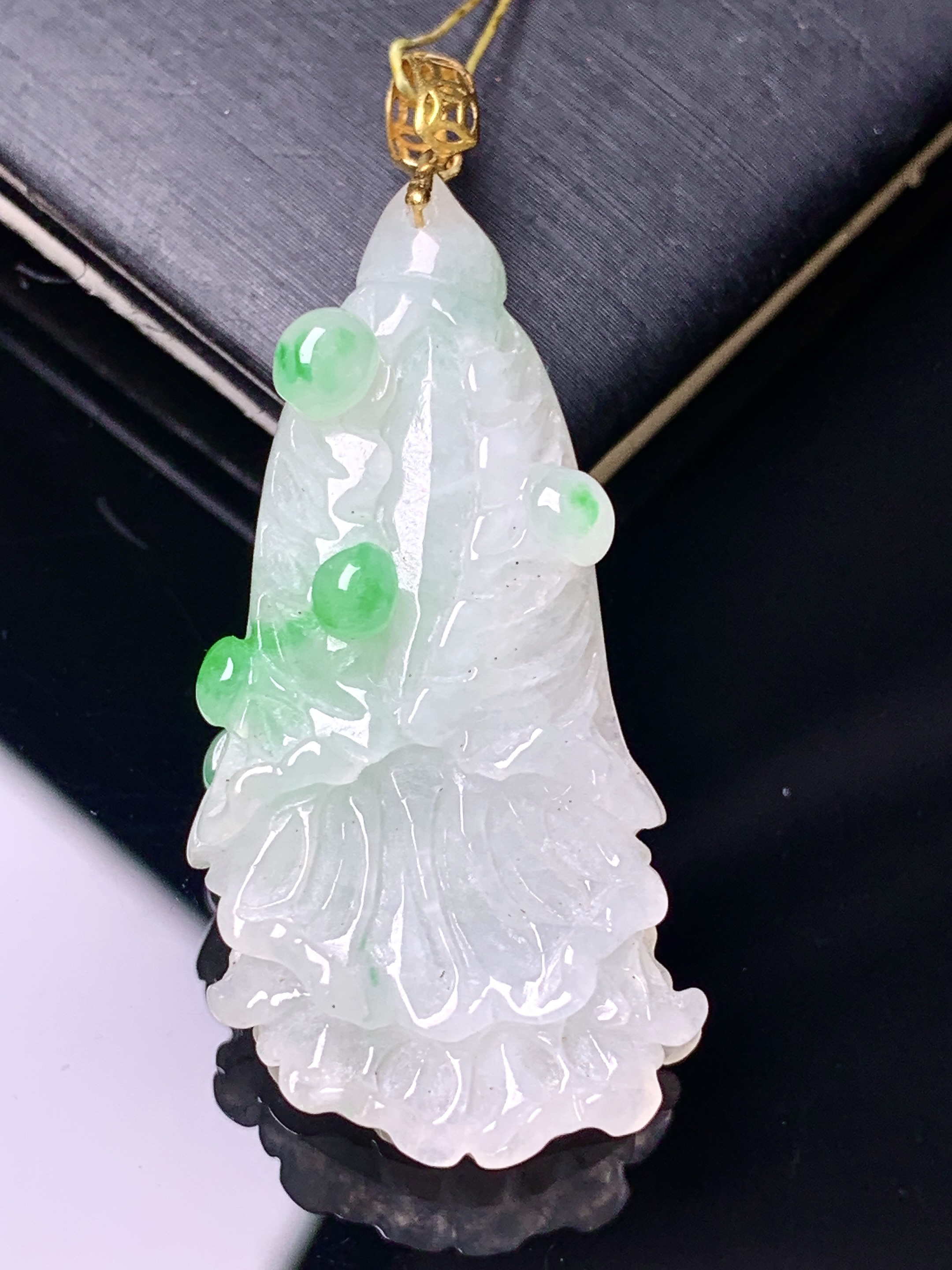 18k金镶嵌飘绿白菜吊坠 玉质细腻 色泽艳丽清新 水润亮眼 整体尺寸35.6*17.6*8.6 k5