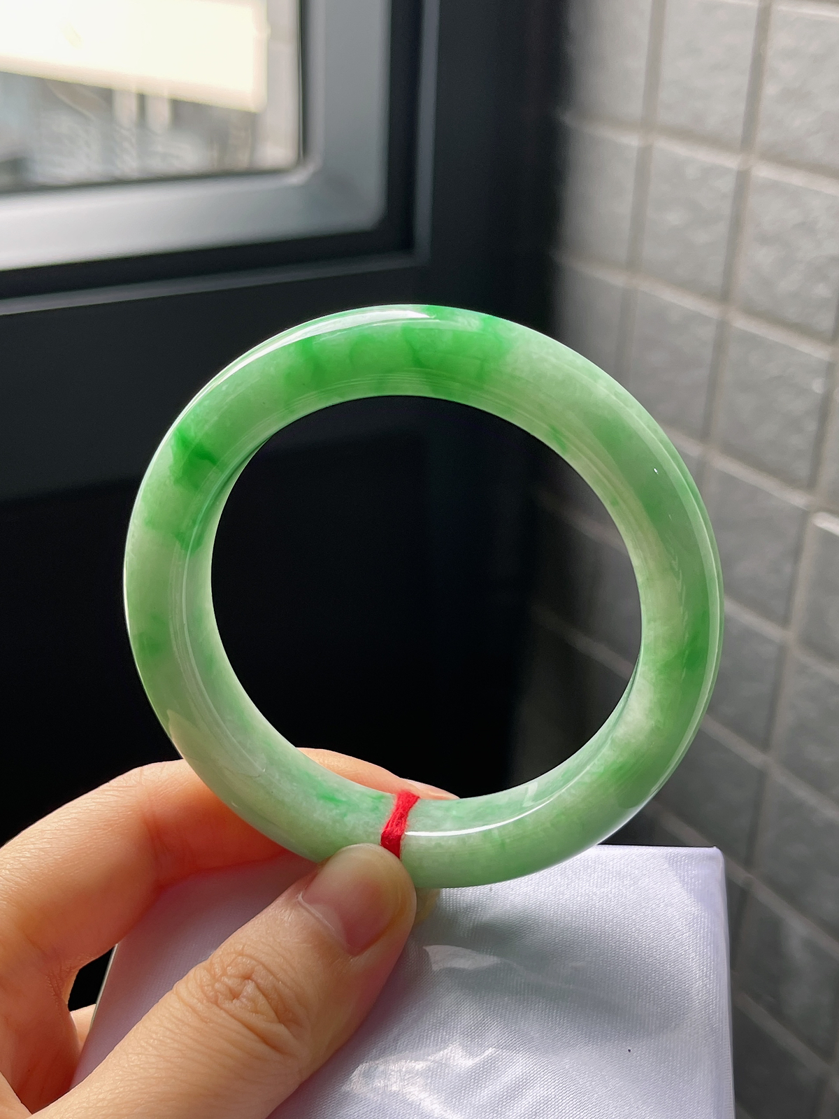 圈口54，糯化种飘花飘绿翡翠正圈手镯