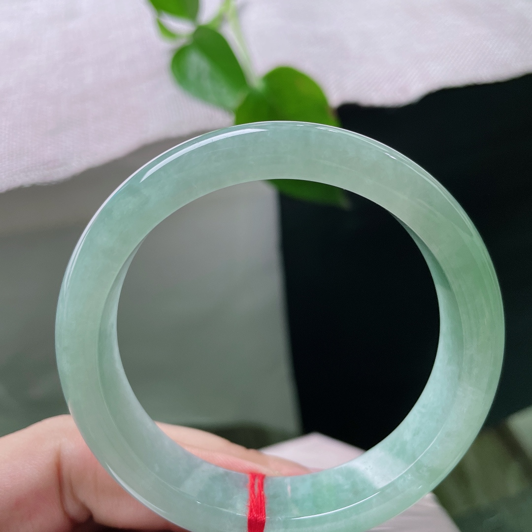 55.3/13.3/8.0，绿底正圈，无裂，水色清亮饱满，通体一色柔和匀称，没有脏点杂色，观感干净舒服。ss56335a