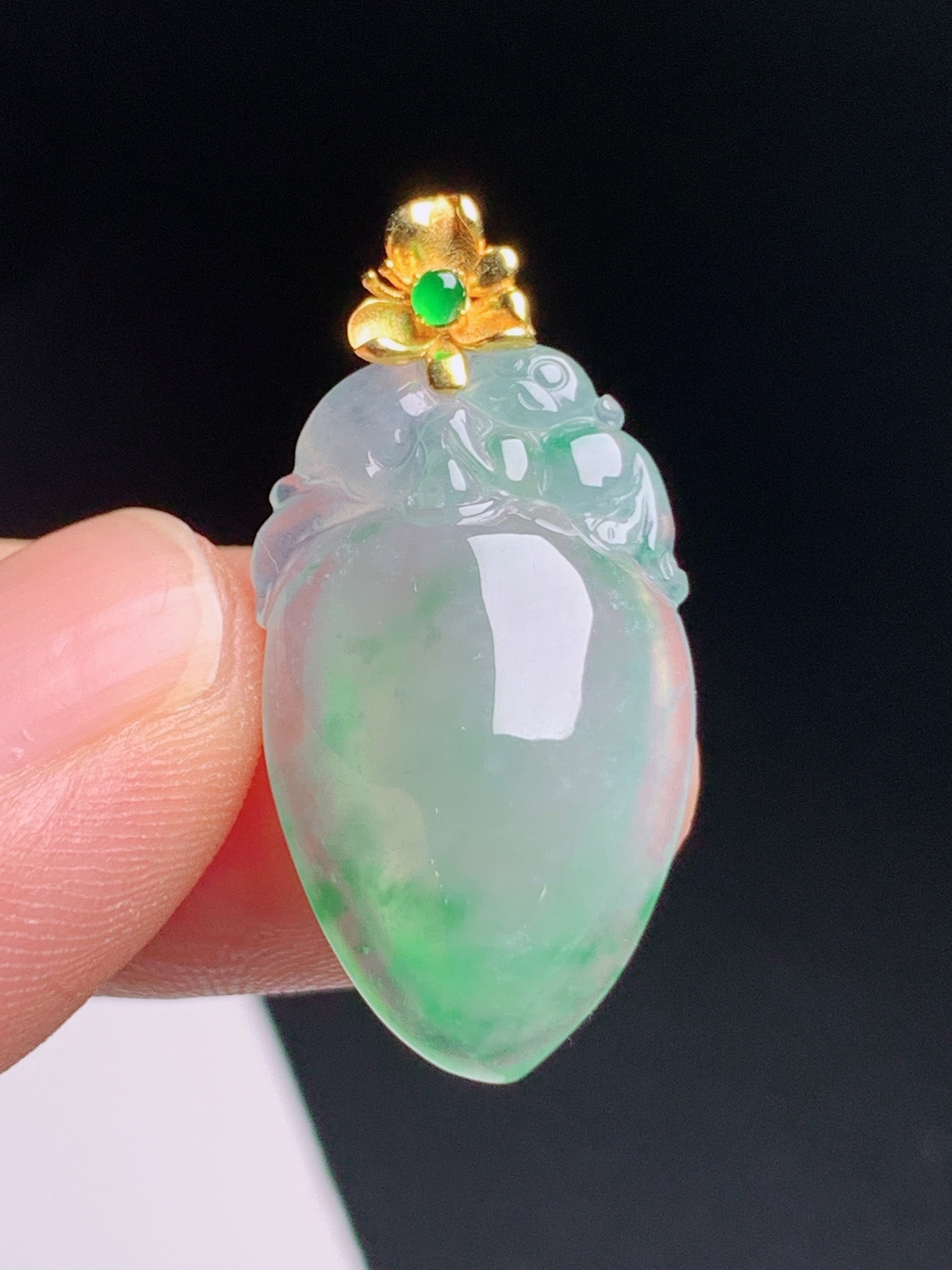 ️ 冰种飘绿福瓜吊坠，灵猴献瓜，玉质冰透飘翠鲜活