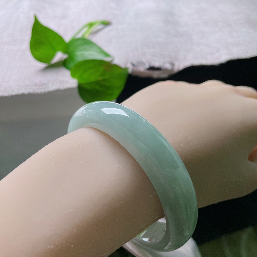 58.8/14/8.1，绿底正圈，皮纹，柔和淡青底色水光满满，触感顺滑贴腕，佩戴清爽舒适，简约秀气不挑穿搭。ss55701a