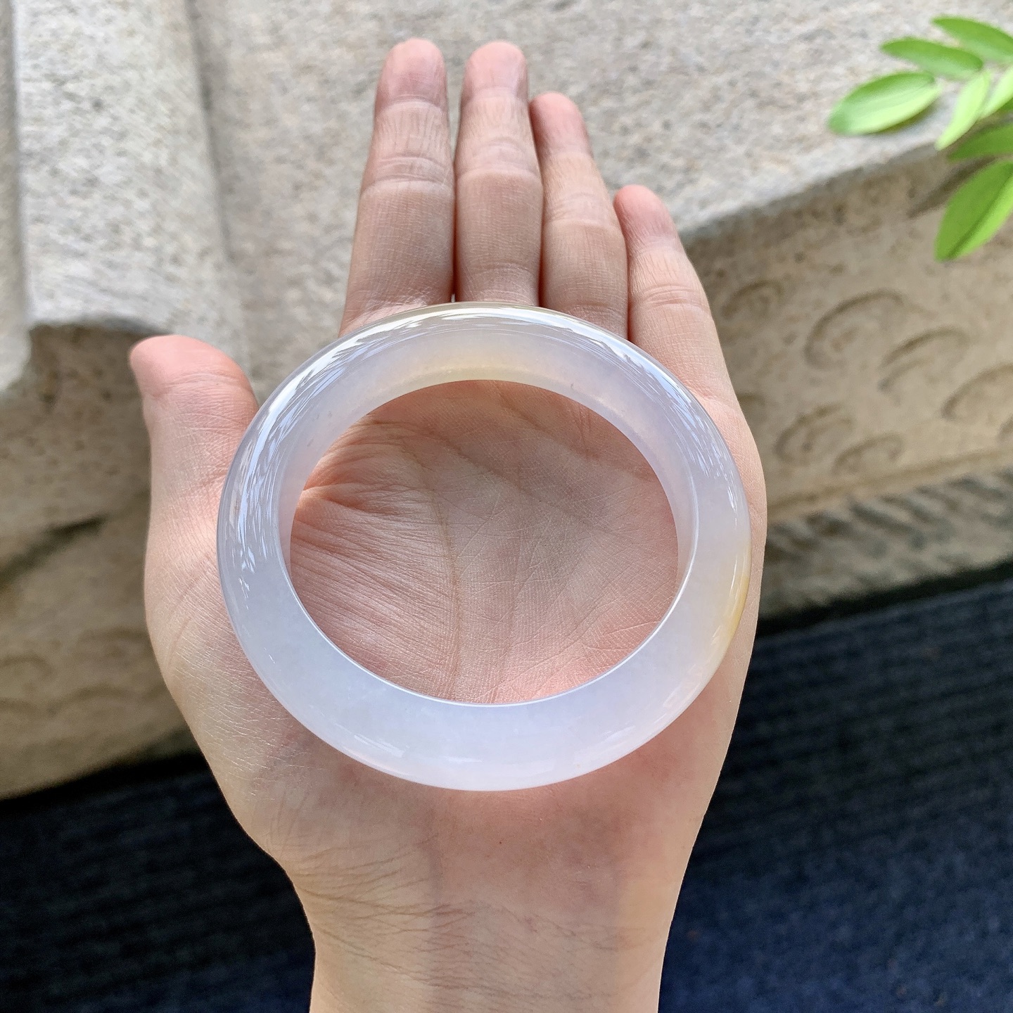 正圈53 54【圈口】54.2/12/8.7【编码】G7072344【描述】糯冰黄翡，水润，种老，细腻，无裂