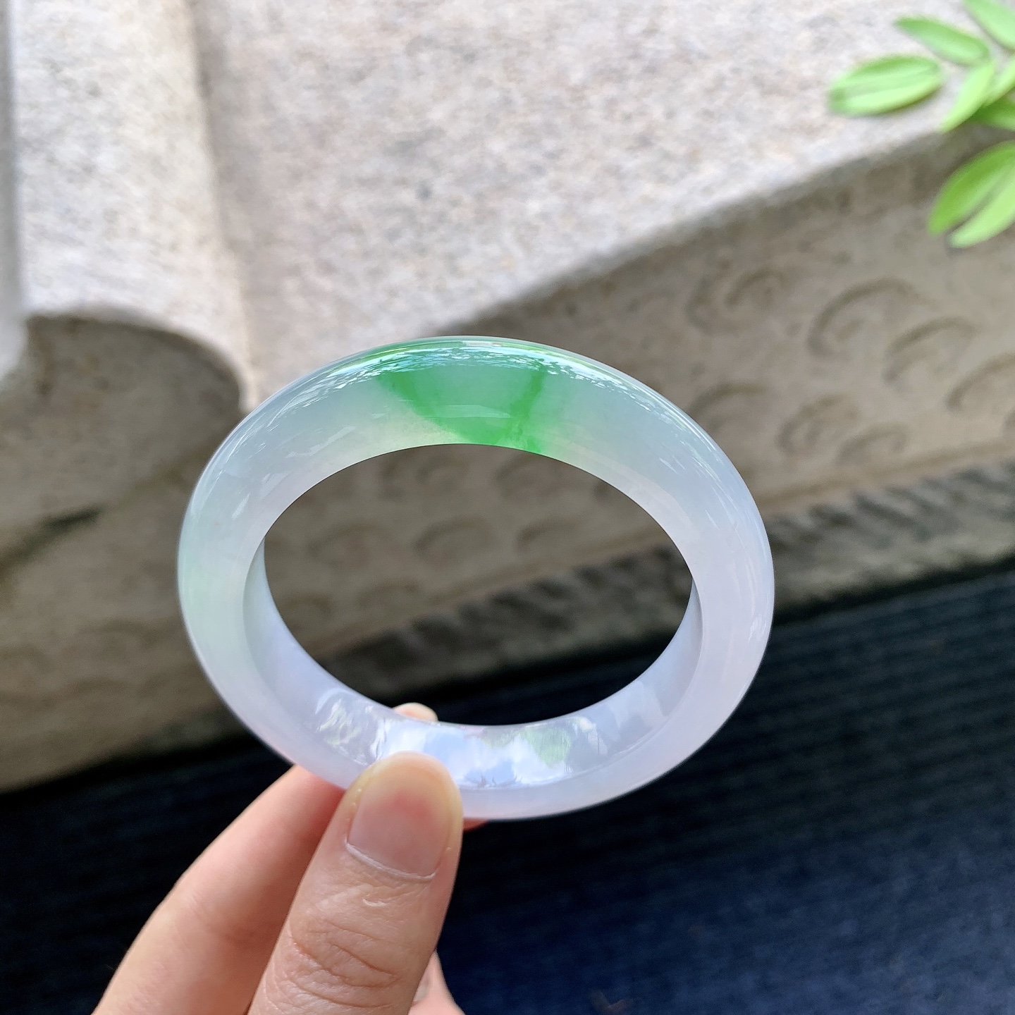 正圈 52 53，圈口53.8/12.3/9，编码G19072303，描述：冰糯春彩，水润，种老，细腻，打灯有纹线