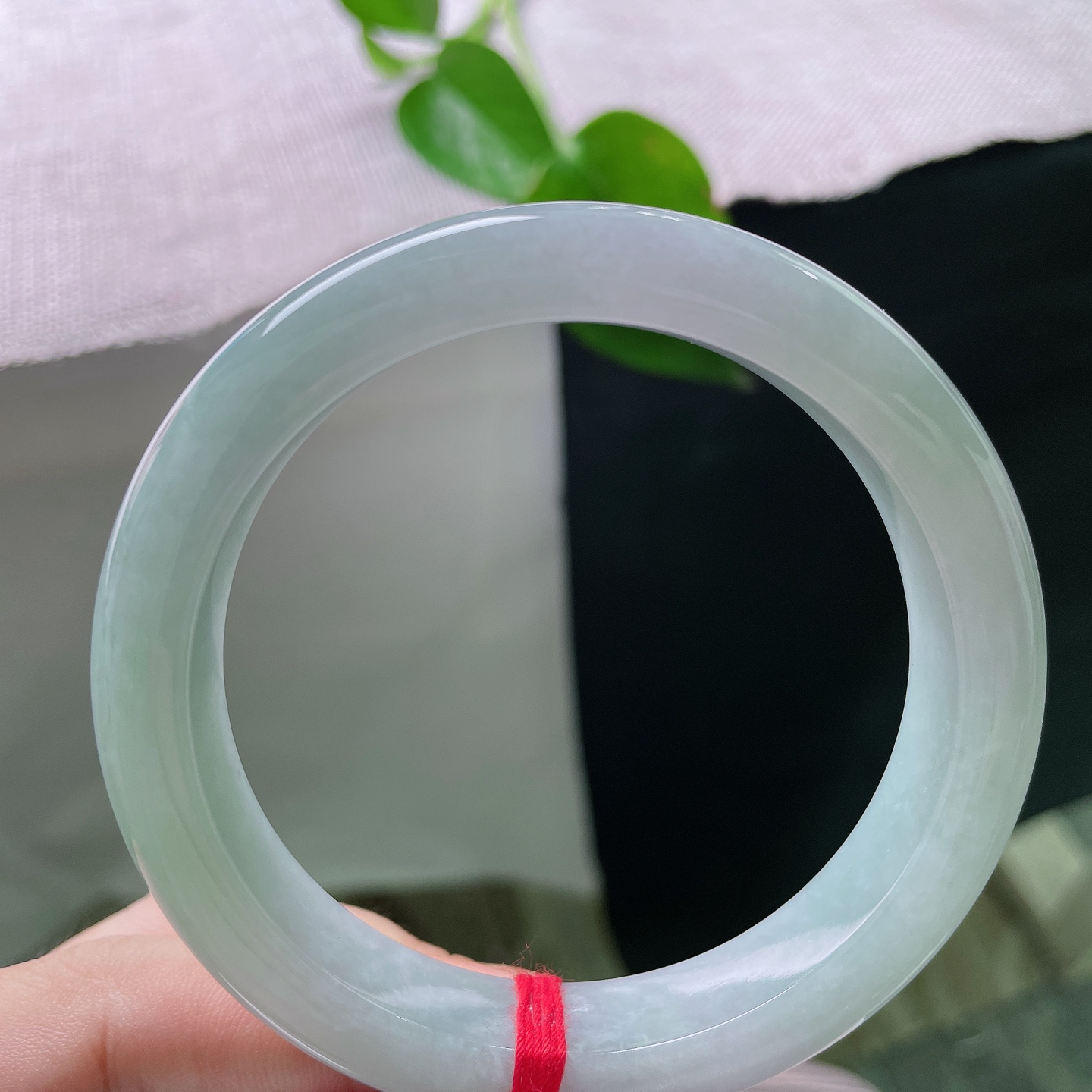 59.2/12/9.1，蓝底正圈，自带氛围感的绿底翡翠镯，底色柔和不艳俗，低调藏不住的灵气，无裂，ss56399a