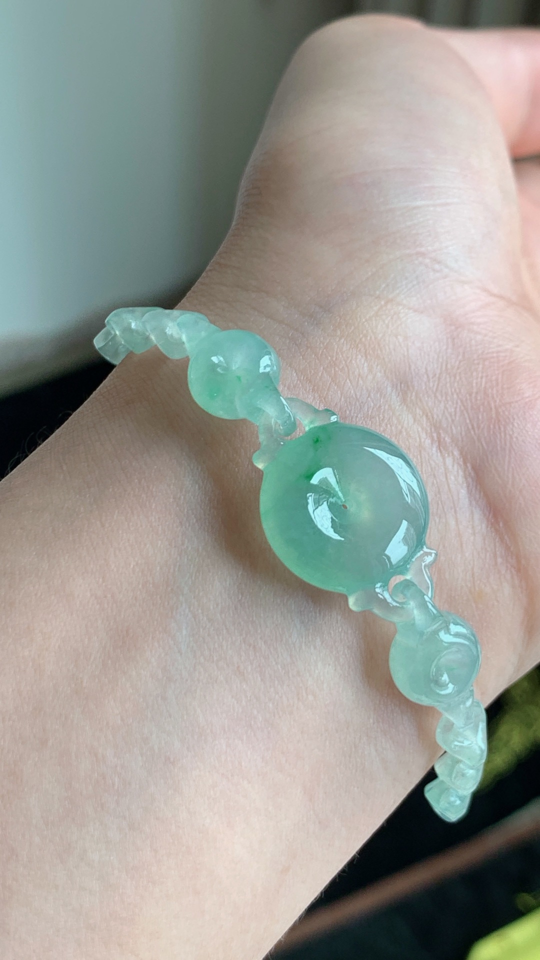 ️天然翡翠，飘绿花龙骨扣手链 尺寸93.3-16.6-5.5 aa719