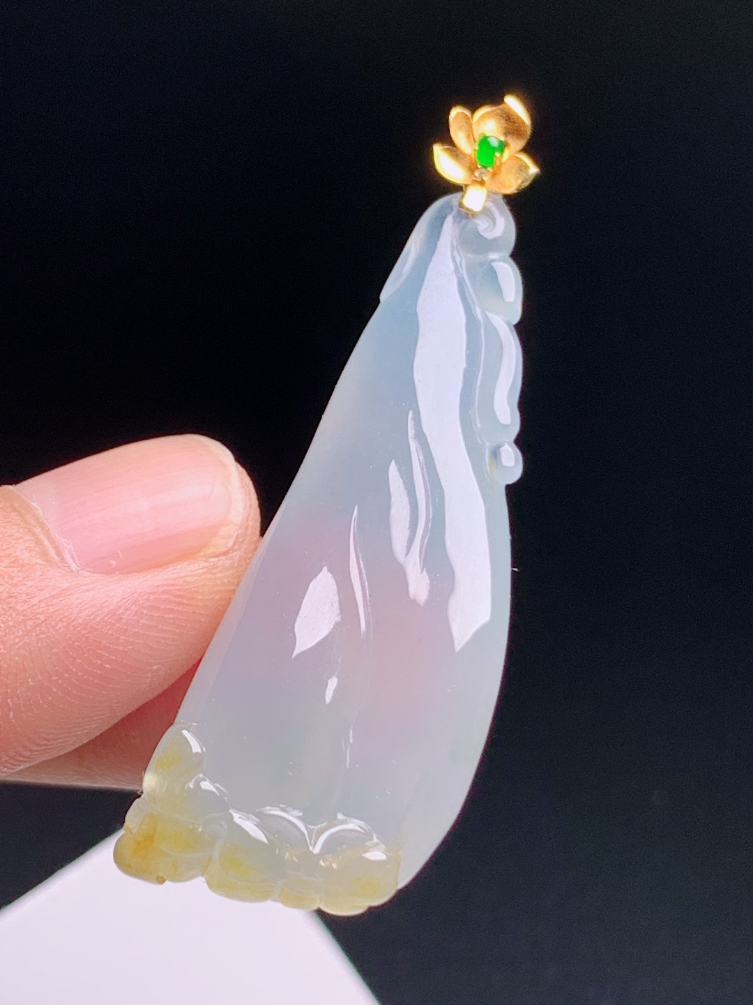 黄翡玉兰花吊坠，质地莹润版型修长，温婉清雅花香韵致 裸石43.8-16-8.5 整体49.7 080720