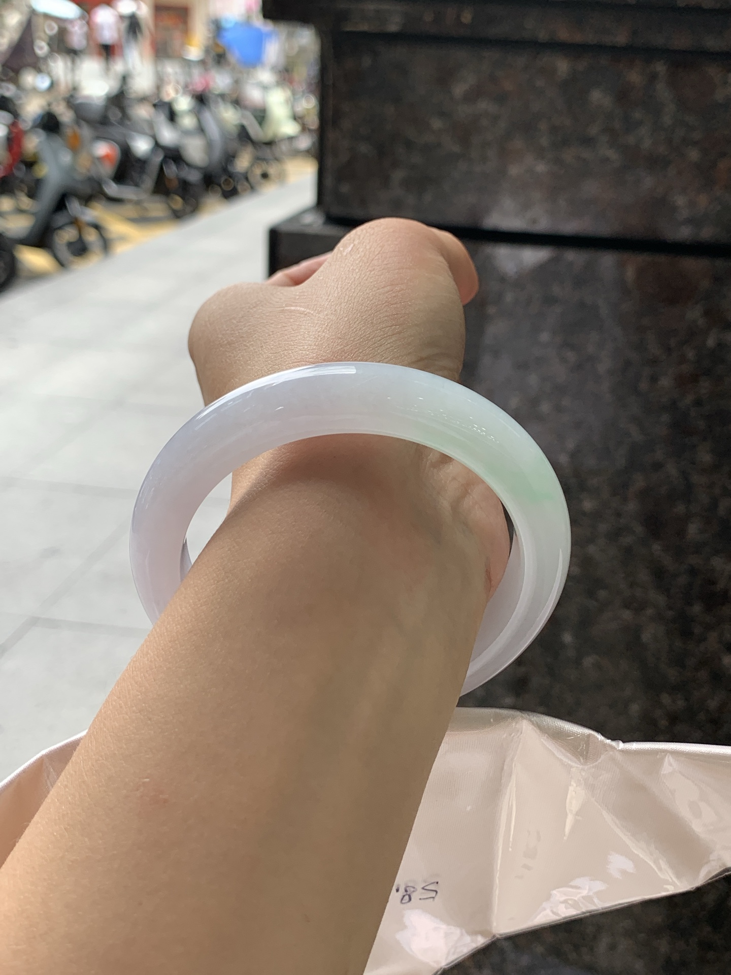 淡春彩正圈 59-12-9.4 0722-FF-4041 无裂，底妆水润细腻，淡淡粉底与一抹阳绿花搭配，宛如春天的繁华。在岁月的长河流转中绽放着独特的魅力，气质温婉而迷人。