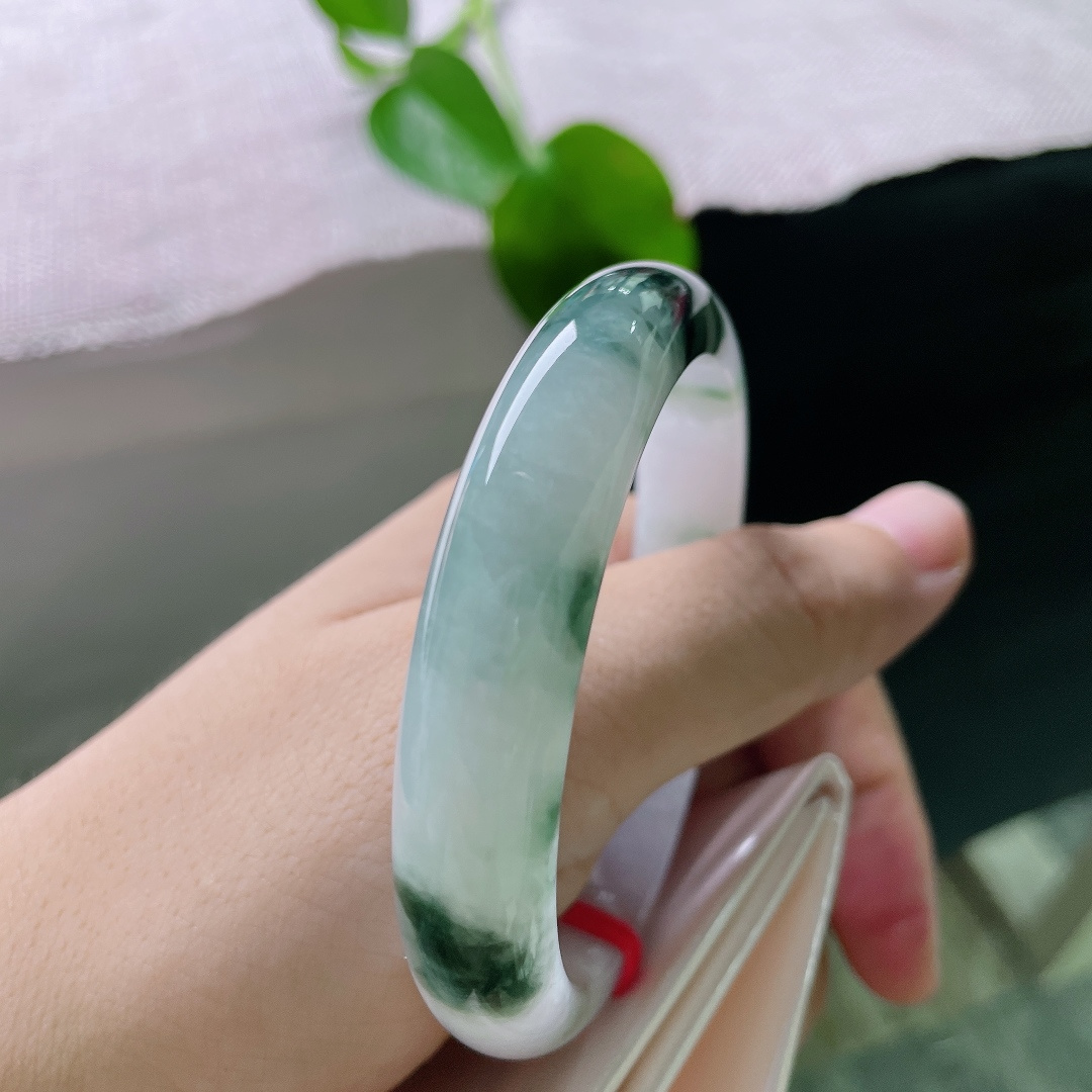 56.9/12/7.7，飘花正圈，有裂，玉底藏墨韵，翠影自横斜。一缕飘花漫绕镯身，山水入腕，自带清雅东方意境。ss56422a