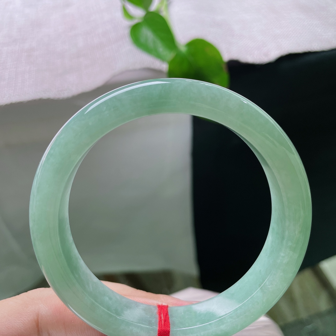 59.5/12.8/8.6，绿底正圈，无裂，糯冰满圈果绿正圈手镯，整圈色泽均匀柔和，清爽的湖水绿温润雅致。ss56352a
