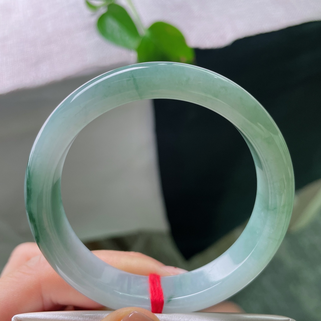 55.2/12/8.3，飘花正圈，无裂，晴玉含清光，翠色卧镯边。淡雅底色衬一抹绿意，清风入腕，温润自在。ss56467a