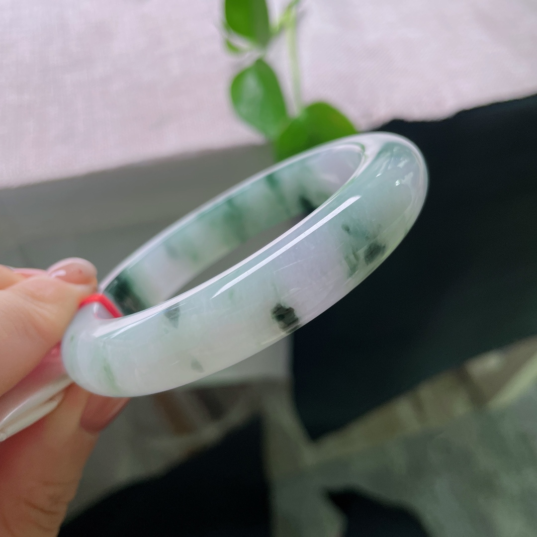 58.6/12.8/10.3，飘花正圈，一点皮纹，蓝绿飘花浓淡相间，错落分布在镯身，花色灵动飘逸，浑然天成。ss56430a