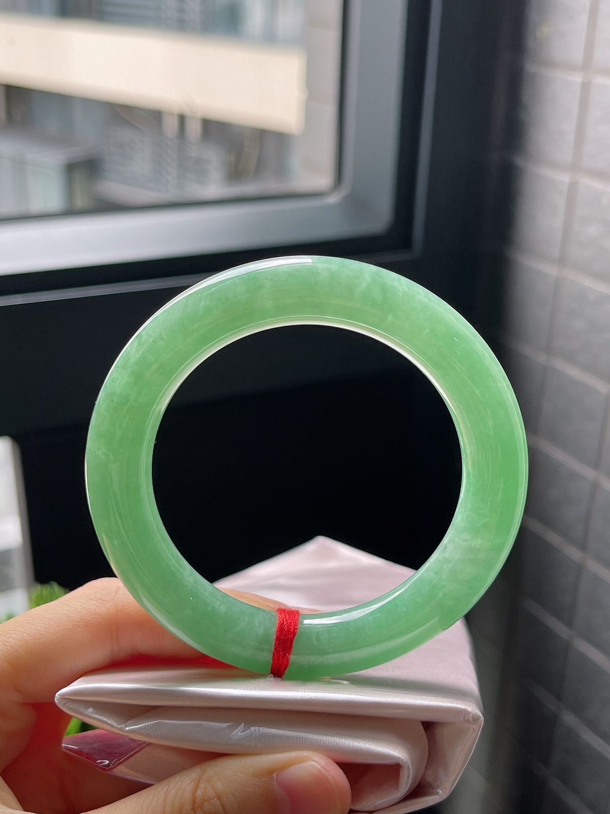 圈口55.3，糯化种满绿甜绿翡翠圆条手镯