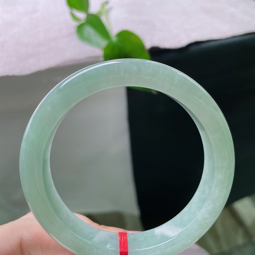 57.7/12.8/8.8，绿底正圈，自带氛围感的绿底翡翠镯，底色柔和不艳俗，低调藏不住的灵气，无裂，ss56346a