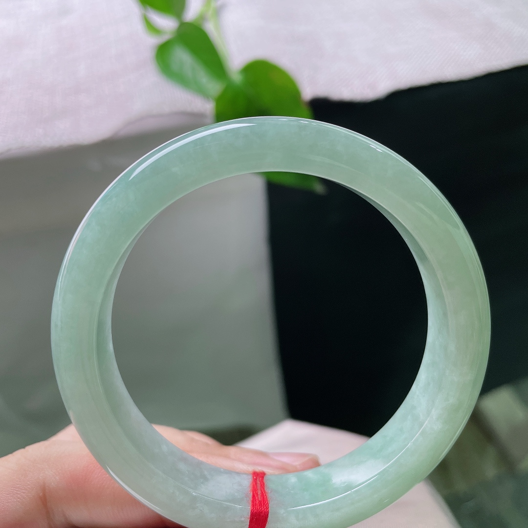 57.3/12.9/8.5，绿底正圈，无裂，风格简约大方，日常穿搭百搭，中年年轻佩戴都很合适。ss5