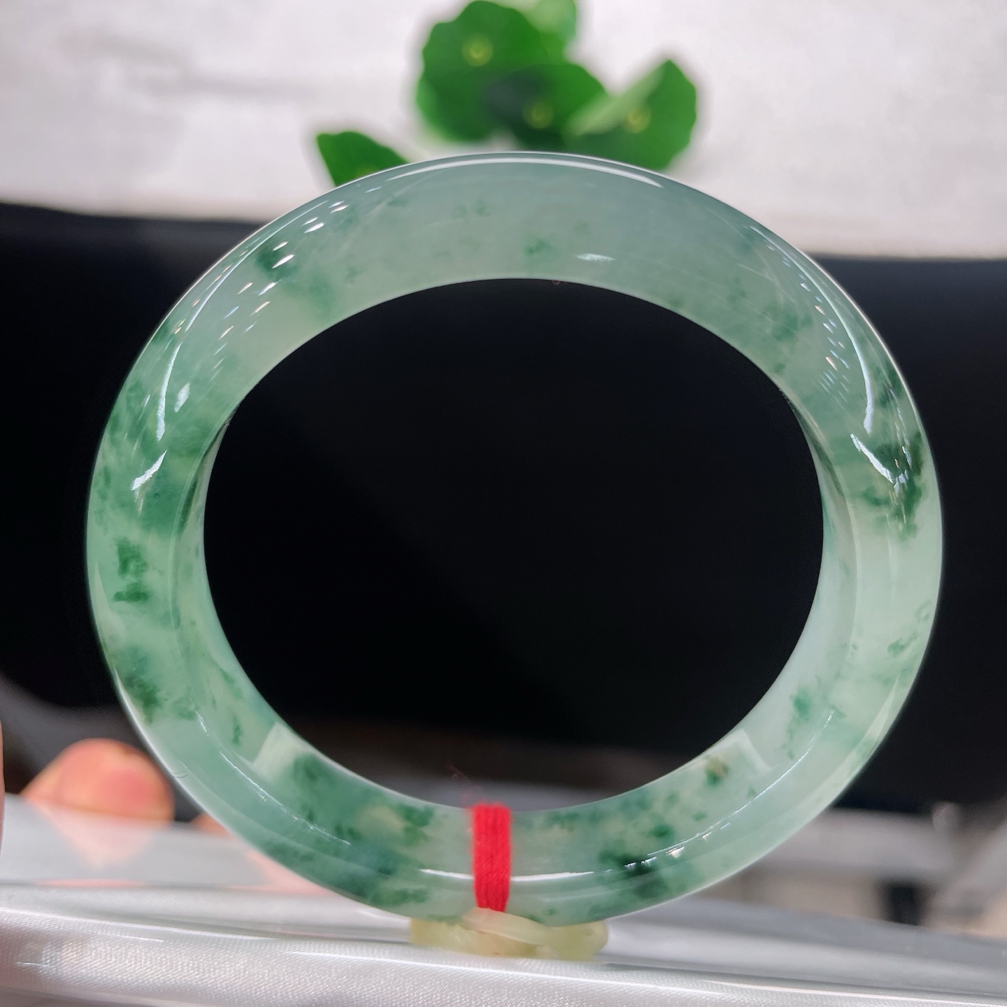 圈口56.8/11.6/8.5，冰飘花正圈，56/57可戴，云翠落玉身，腕间藏山林，无裂