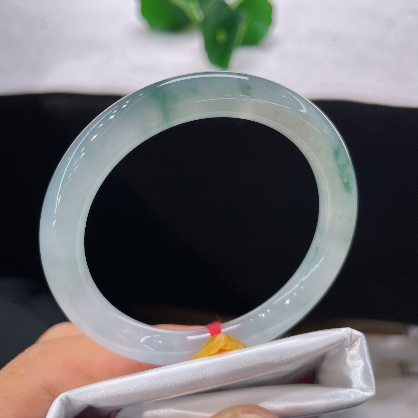 圈口51/8，冰飘花圆条，正圈52/53可戴，仿若青川凝露，冰透莹润。飘花如烟似缕婉转流淌。无裂