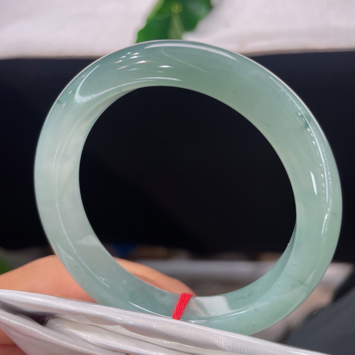圈口51.5/10.3/8.2，冰飘花正圈，51/52可戴，仿若青雾笼溪，质地冰润清透，几缕飘花如远山含黛。无裂