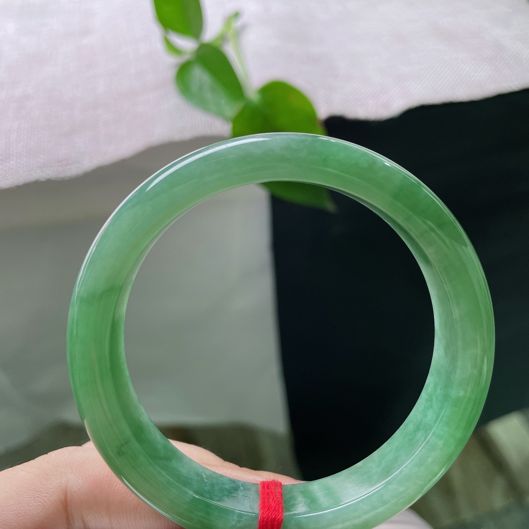56.2/12.6/8.1，绿底正圈，一点皮纹，色系端庄沉稳，年轻佩戴温婉，长辈佩戴大气，实用性很高