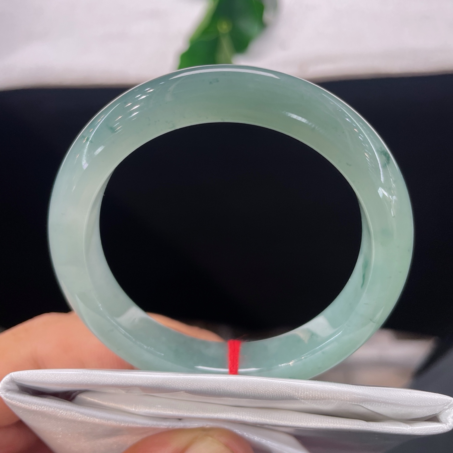 圈口51.5/10.3/8.2，冰飘花正圈，51/52可戴，仿若青雾笼溪，质地冰润清透，几缕飘花如远山含黛。无裂