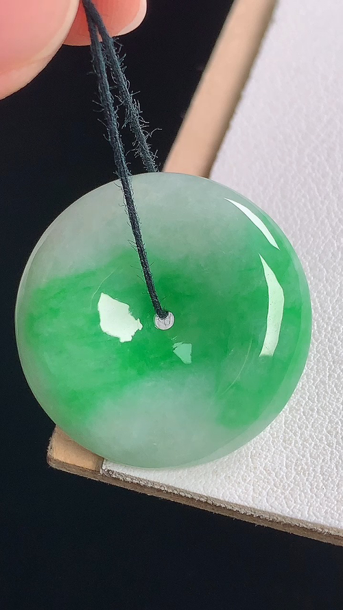 阳绿平安扣，无裂，尺寸:26.6-5.8mm