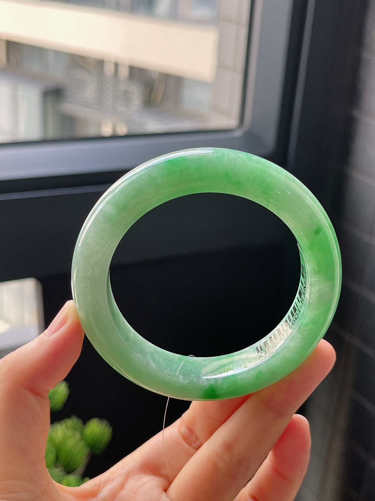 正圈54.2圈口，翡翠糯化种飘绿手镯