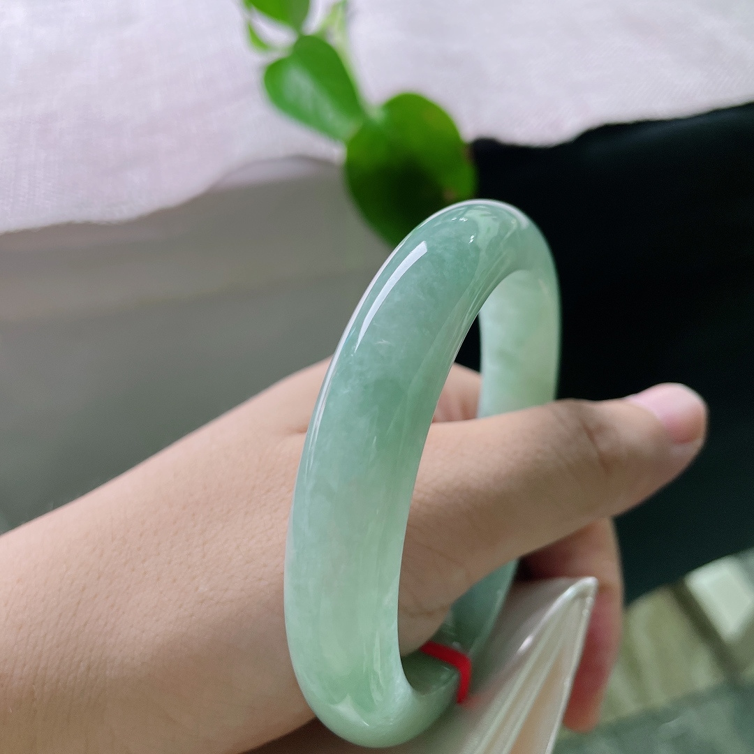 59.5/12.8/8.6，绿底正圈，无裂，糯冰满圈果绿正圈手镯，整圈色泽均匀柔和，清爽的湖水绿温润雅致。ss56352a