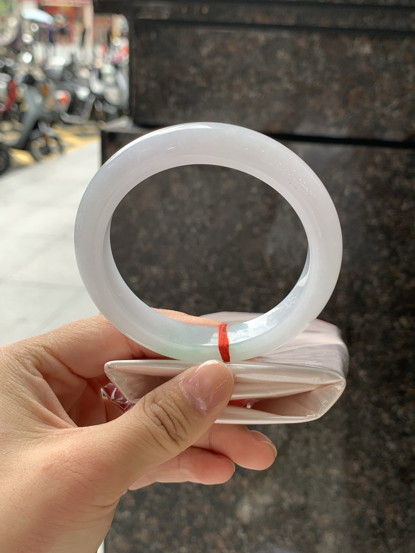 淡春彩正圈 59-12-9.4 0722-FF-4041 无裂，底妆水润细腻，淡淡粉底与一抹阳绿花搭配，宛如春天的繁华。在岁月的长河流转中绽放着独特的魅力，气质温婉而迷人。