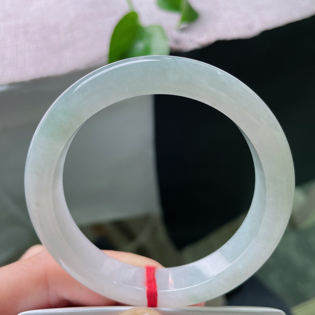 54.8/12/8.6，淡绿底正圈，底色柔和，水润细腻，飘两处淡淡的花丝，简约而不失素雅，百搭不挑肤