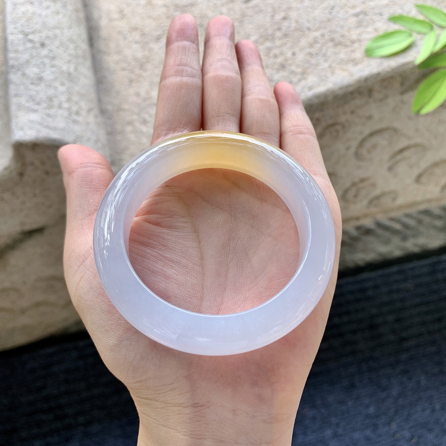 正圈52 53【圈口】53.3/13.4/9.5【编码】G7072343【描述】糯冰黄翡，水润，种老，细腻，打灯有棉线