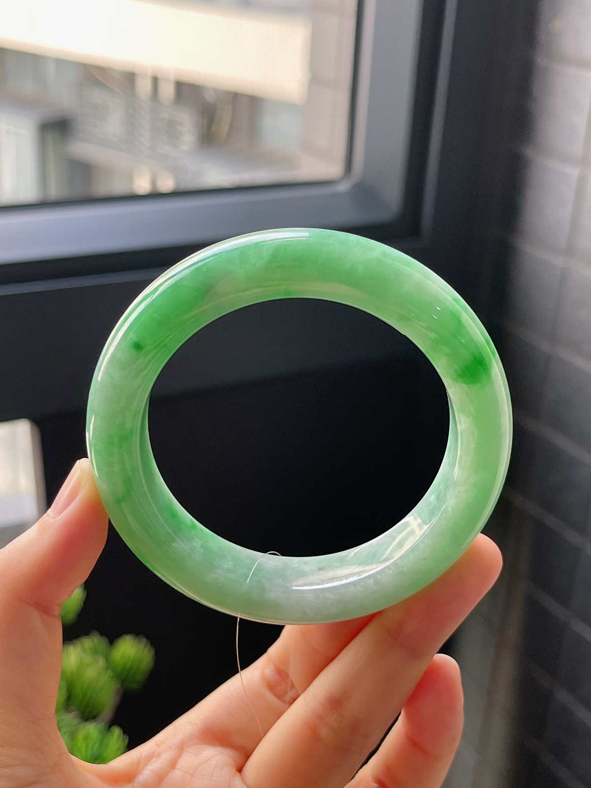 正圈54.2圈口，翡翠糯化种飘绿手镯