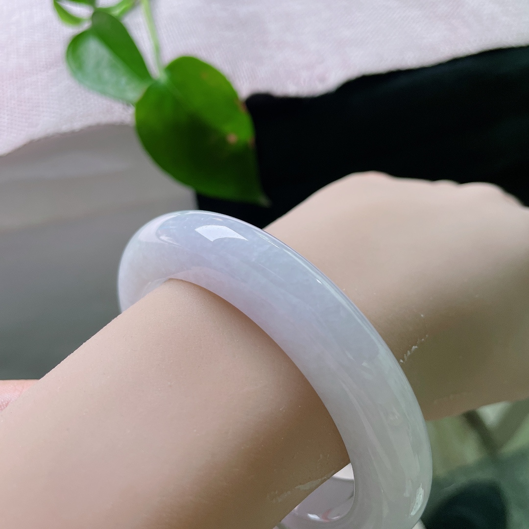 白月光正圈，晶体感，素雅简约不张扬，日常穿搭随意搭配，低调有品位。ss56423a