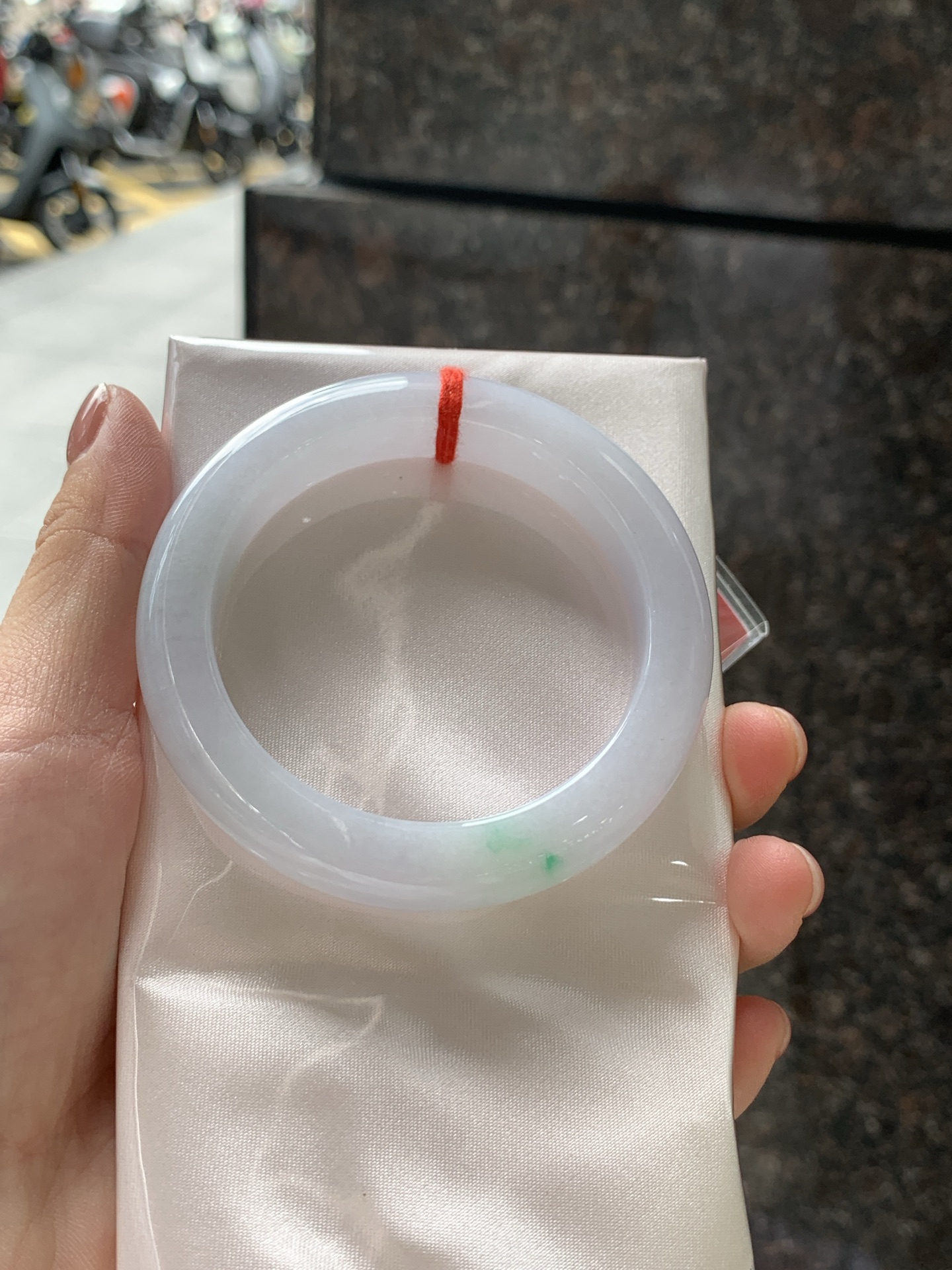淡春彩正圈 54.2-11.5-9.5 0722-FF-3928 无裂，底妆水润细腻，淡淡粉底与一抹阳绿花搭配，宛如春天的繁华。在岁月的长河流转中绽放着独特的魅力，气质温婉而迷人。