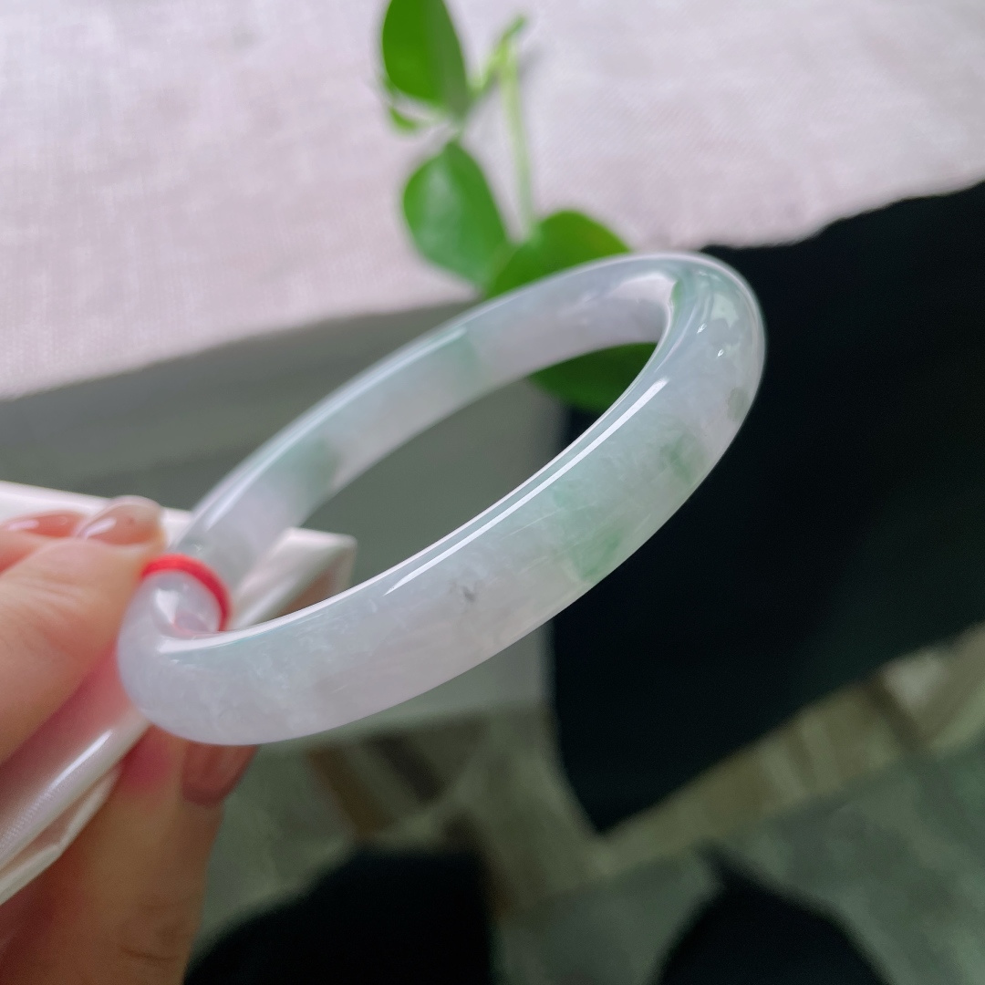 58.8/10.3，圆条，美玉凝烟紫，柔光绕腕柔，不浓不烈，尽是东方含蓄温婉，一点皮纹，ss56424a