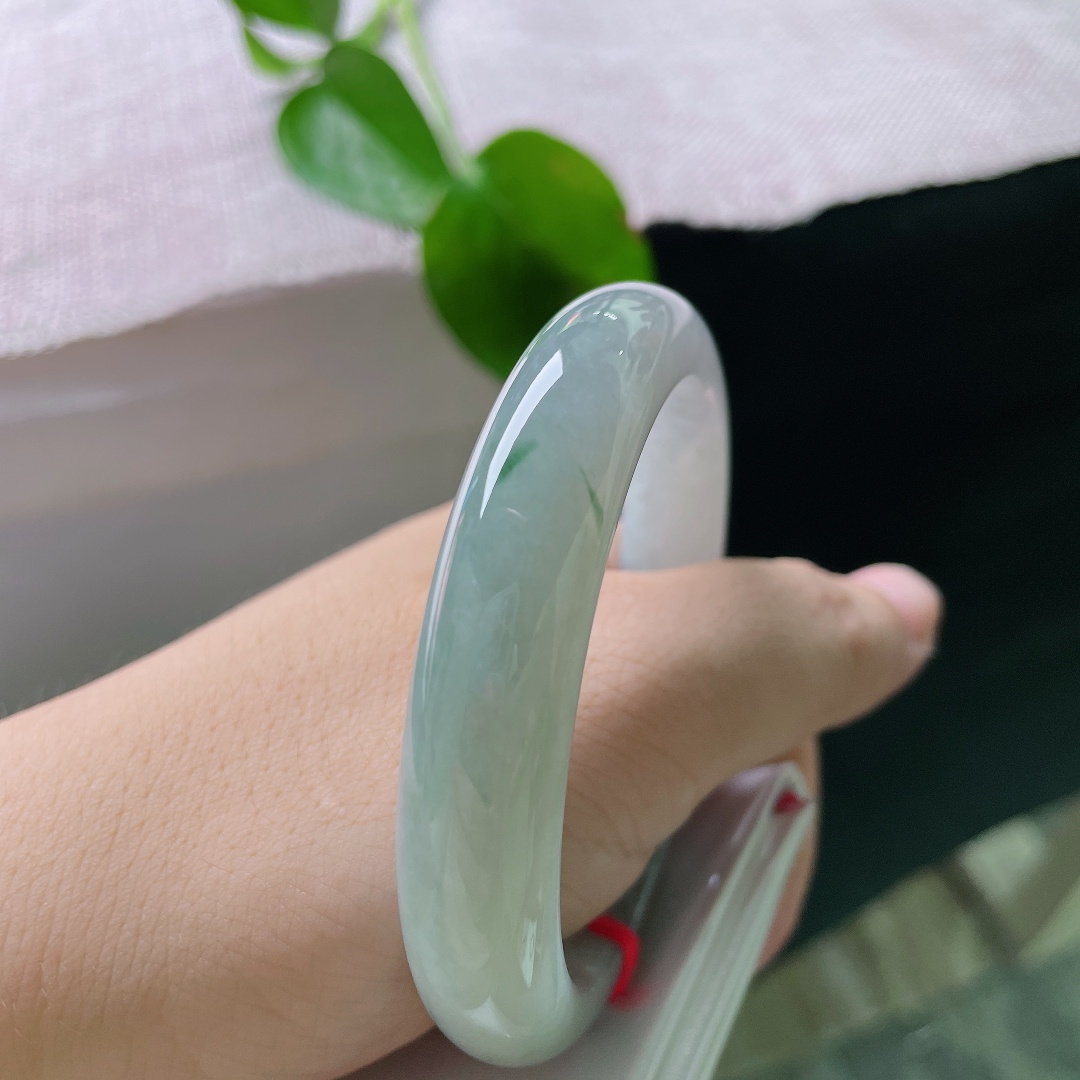 57/12.2/8，冰底正圈，内纹，种老通透细腻，肉质紧致顺滑，水头清亮润透，带着温润的胶质感，玉质很细腻。ss56514a