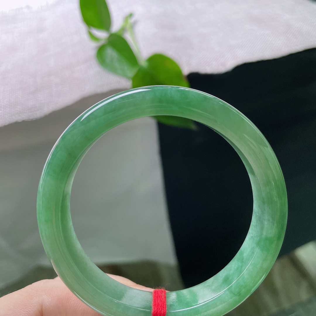 56.2/12.6/8.1，绿底正圈，一点皮纹，色系端庄沉稳，年轻佩戴温婉，长辈佩戴大气，实用性很高。ss56359a