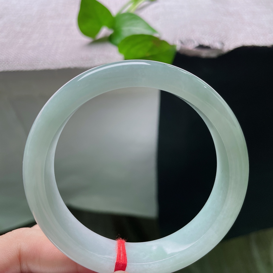 58.8/14/8.1，绿底正圈，皮纹，柔和淡青底色水光满满，触感顺滑贴腕，佩戴清爽舒适，简约秀气不挑穿搭。ss55701a