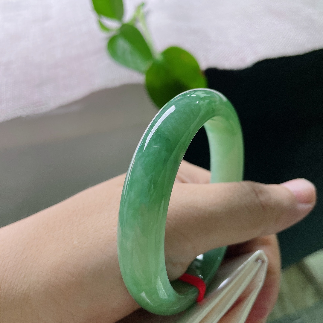 56.2/12.6/8.1，绿底正圈，一点皮纹，色系端庄沉稳，年轻佩戴温婉，长辈佩戴大气，实用性很高。ss56359a