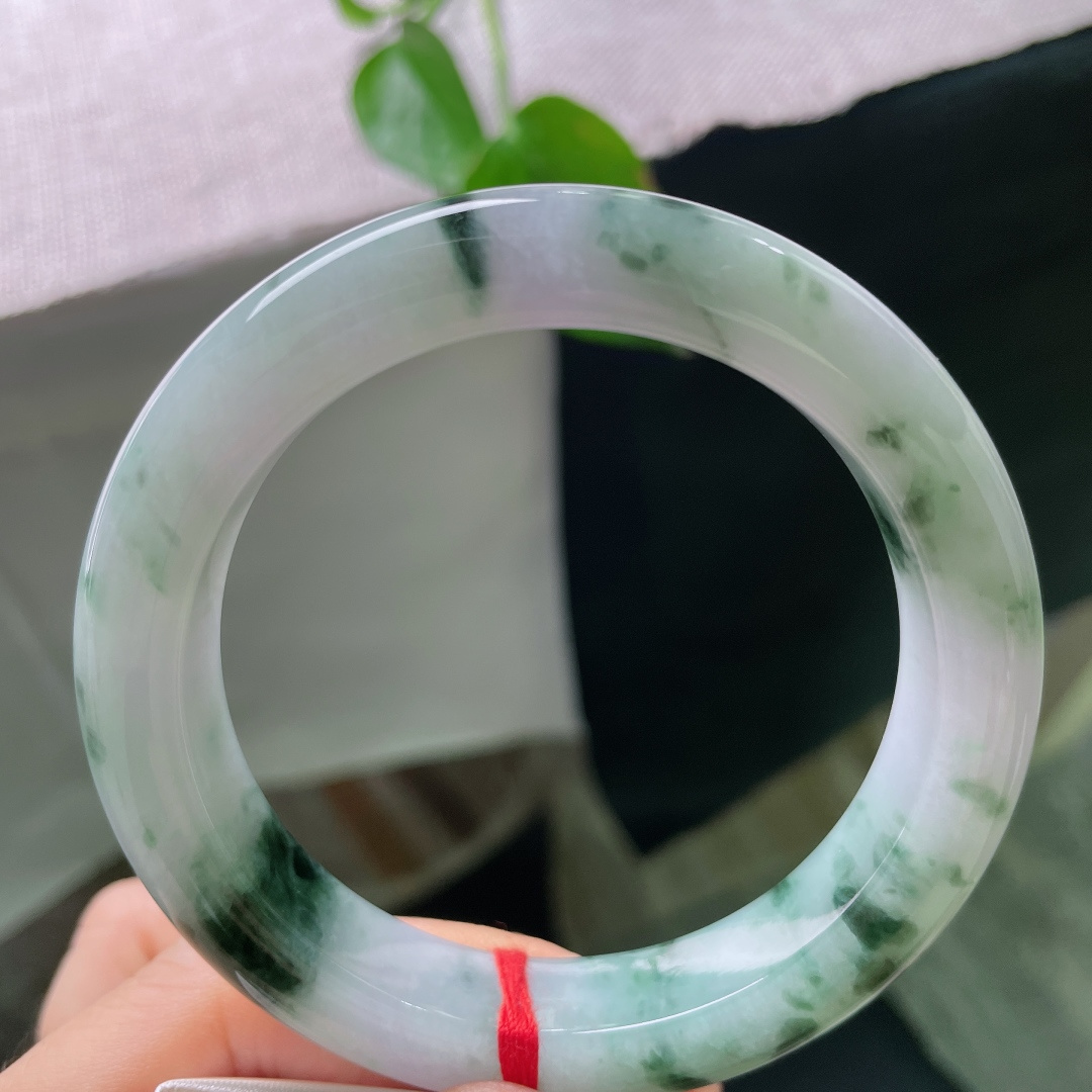 58.6/12.8/10.3，飘花正圈，一点皮纹，蓝绿飘花浓淡相间，错落分布在镯身，花色灵动飘逸，浑然天成。ss56430a