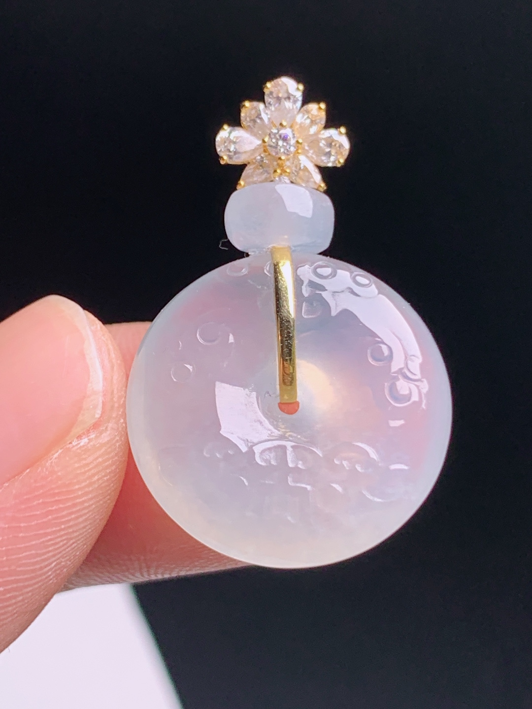 仿古平安扣吊坠，冰透胶感光泽柔和，仿古瑞纹古韵雅致，金钻花头设计别致独特