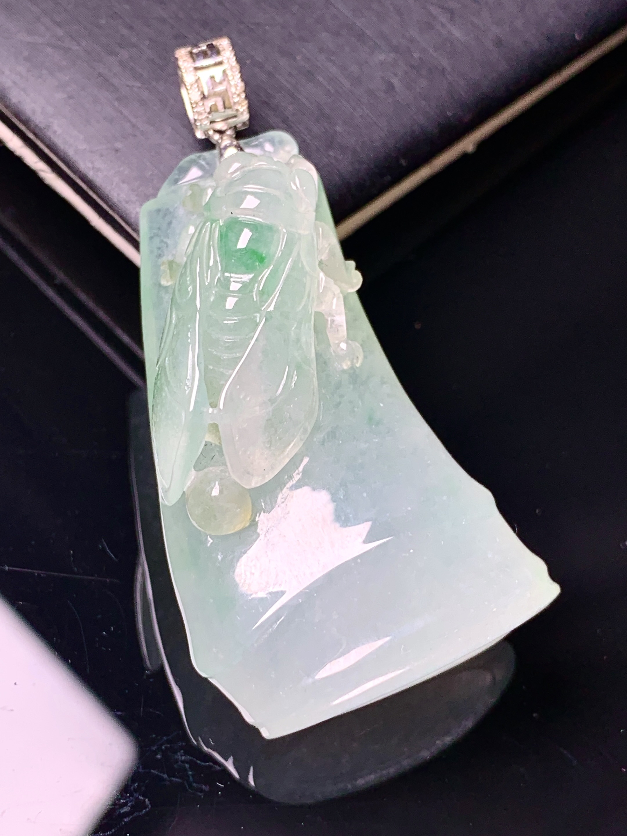18k金镶嵌飘绿竹节吊坠 玉质细腻 色泽艳丽清新 水润亮眼 整体尺寸47*22.8*13.3 f4