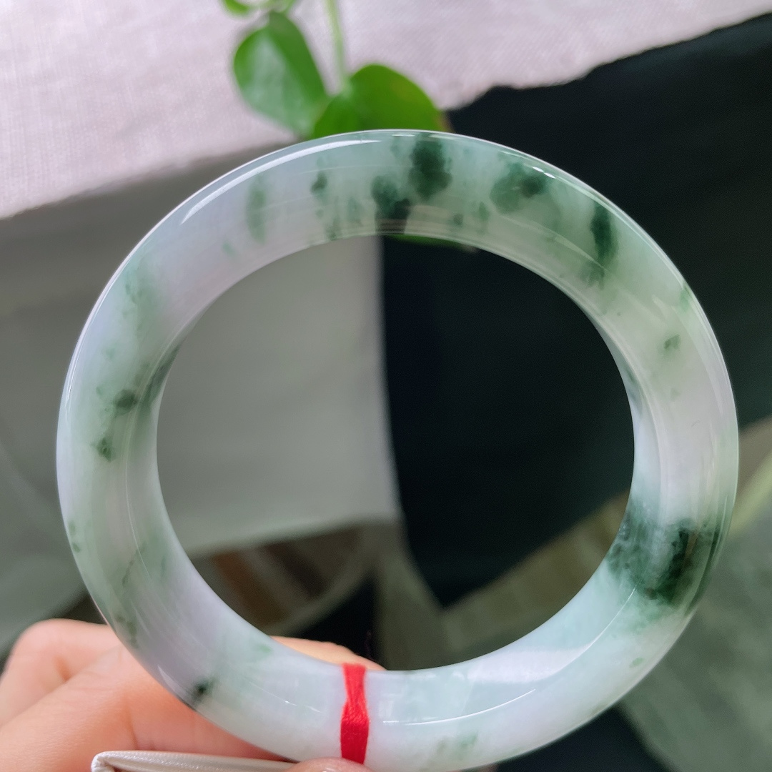 58.6/12.8/10.3，飘花正圈，一点皮纹，蓝绿飘花浓淡相间，错落分布在镯身，花色灵动飘逸，浑