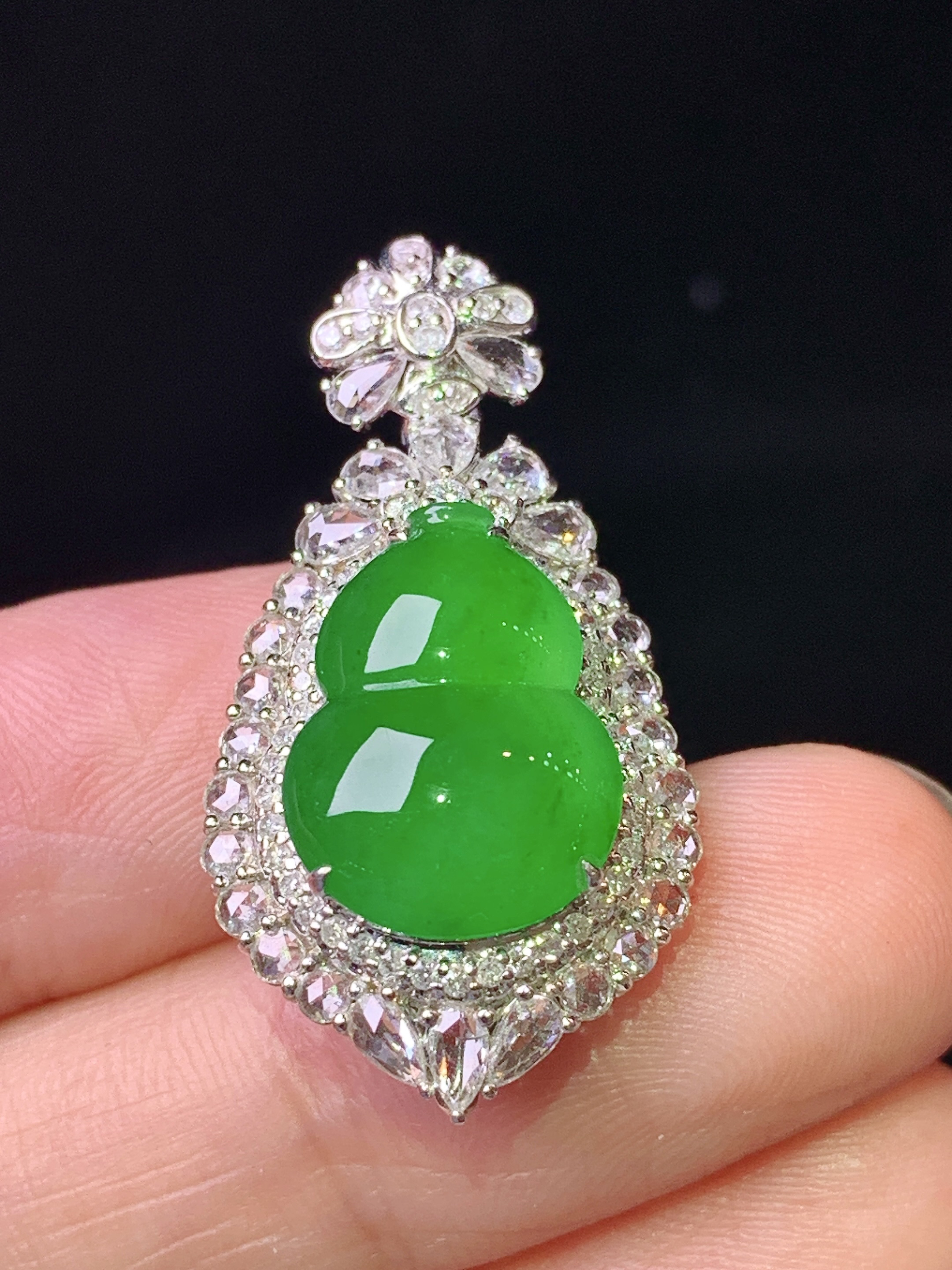 18k金钻镶嵌满绿葫芦吊坠 玉质细腻 色泽艳丽清新 水润亮眼 整体尺寸32*16.5*10.5 h1